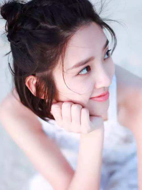 中国漂亮女星唐艺昕清纯照片 唐艺昕拍哭戏看