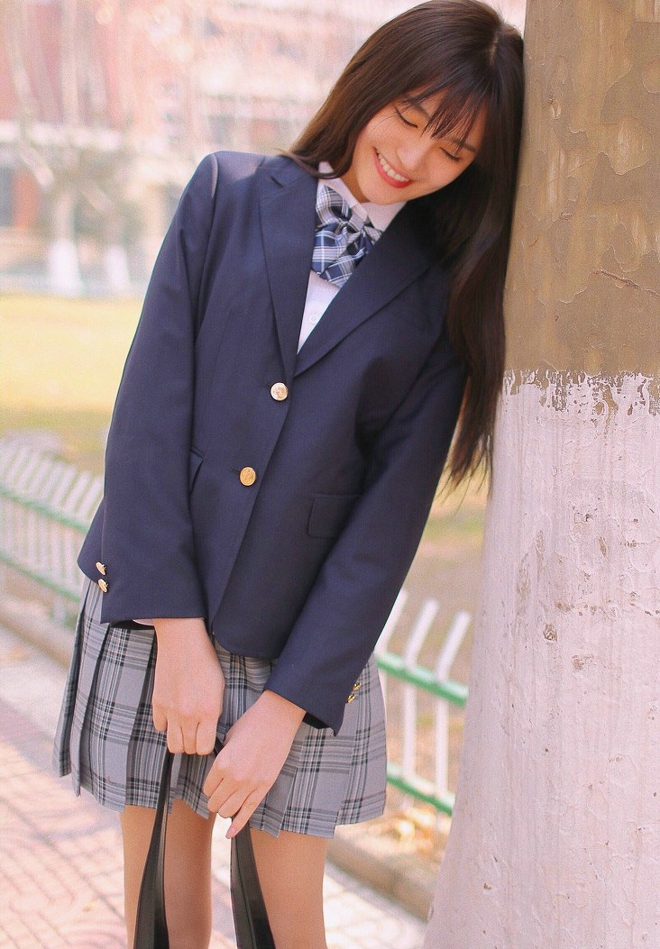 清纯甜美文静可人校服姑娘写真