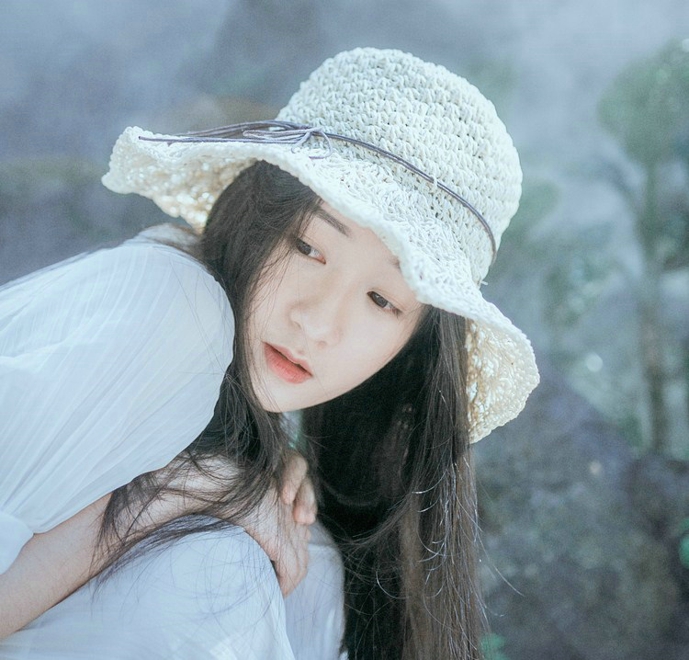 清纯稚嫩樱桃小嘴清秀美女森林清新写真