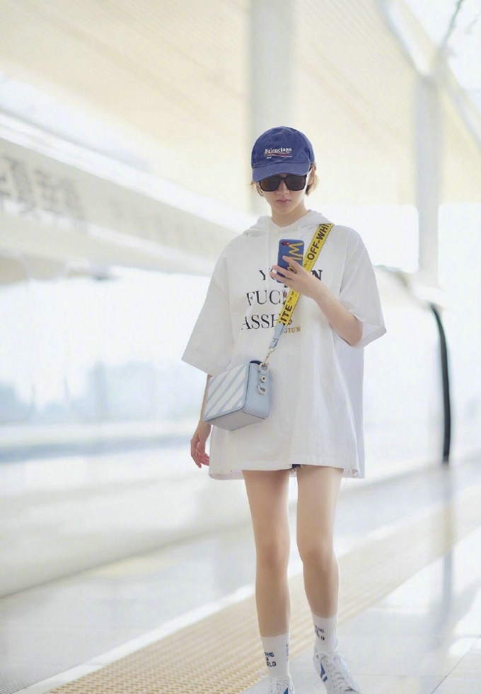 景甜高铁站可爱清爽帅气路拍图