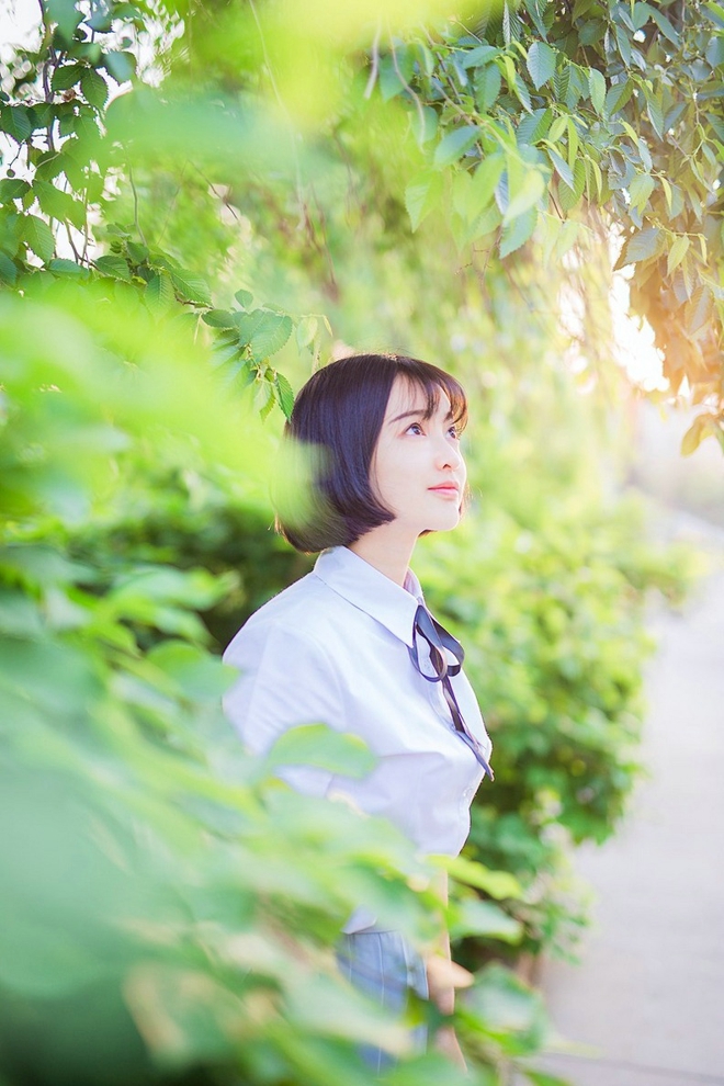 短发清纯学生妹衬衫短裙户外活力阳光俏皮唯美写真