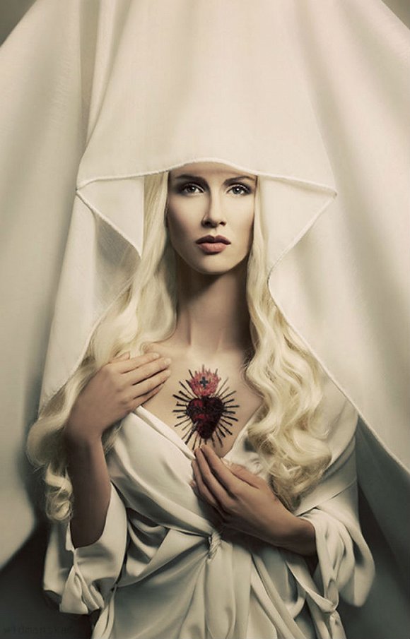 他们给圣母带上了头饰，美翻了!