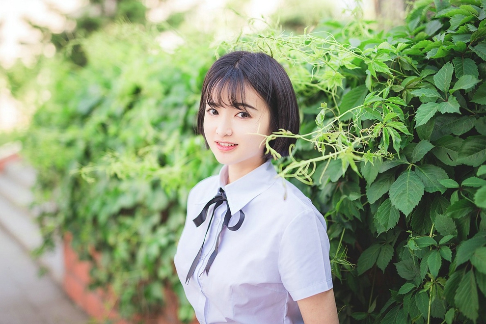 短发清纯学生妹衬衫短裙户外活力阳光俏皮唯美写真