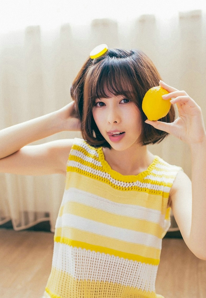 吃柠檬小清新短发美女居家可爱俏皮写真