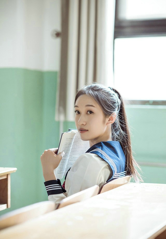长发美女甜甜的微笑教室文艺写真