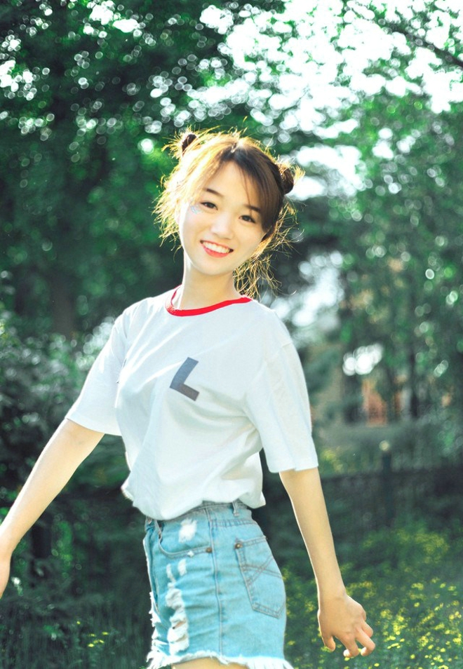 游乐场清纯可爱甜美少女开心写真照