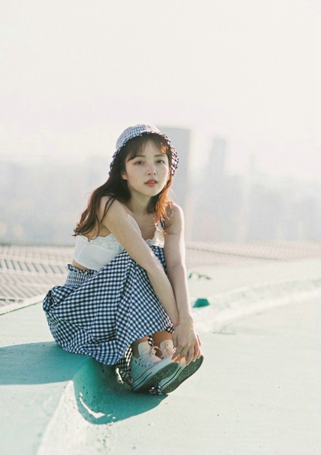 白嫩清纯美艳少妇碎花连身裙性感写真套图