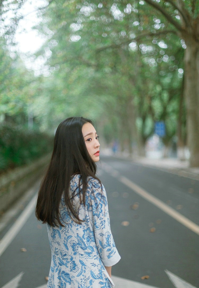 清纯秀雅中分长发及腰美女