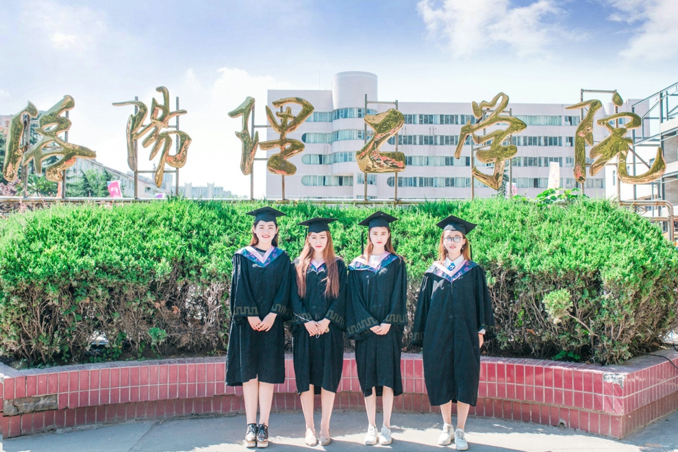 阳光清纯大学长腿美女毕业写真