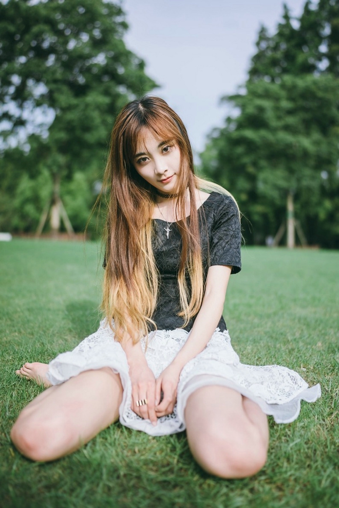 清纯靓丽时尚长发清新美女户外草地俏皮艺术照