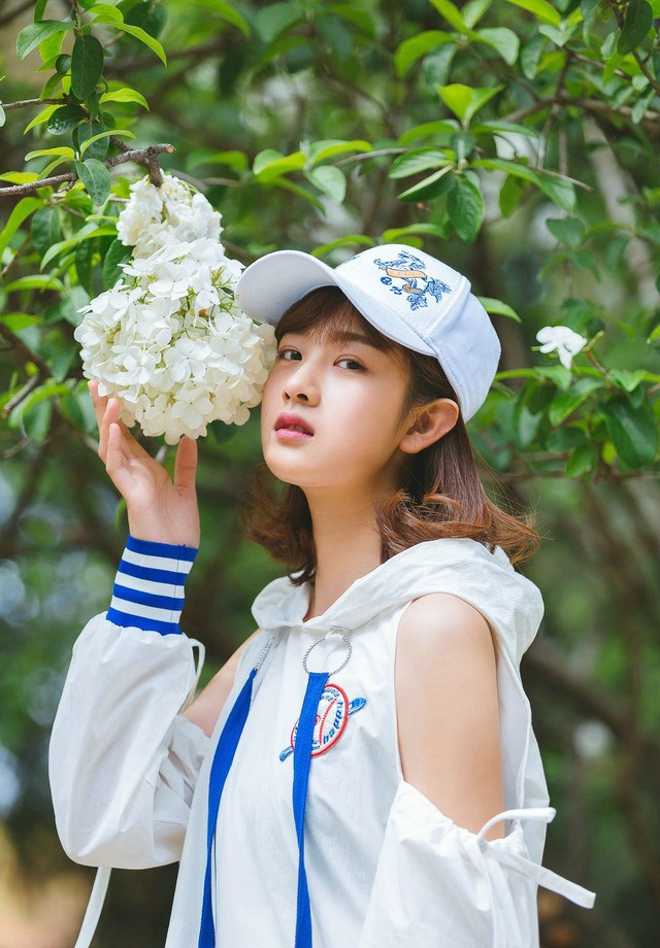 清纯娇嫩白皙阳光运动女生操场运动风写真照片