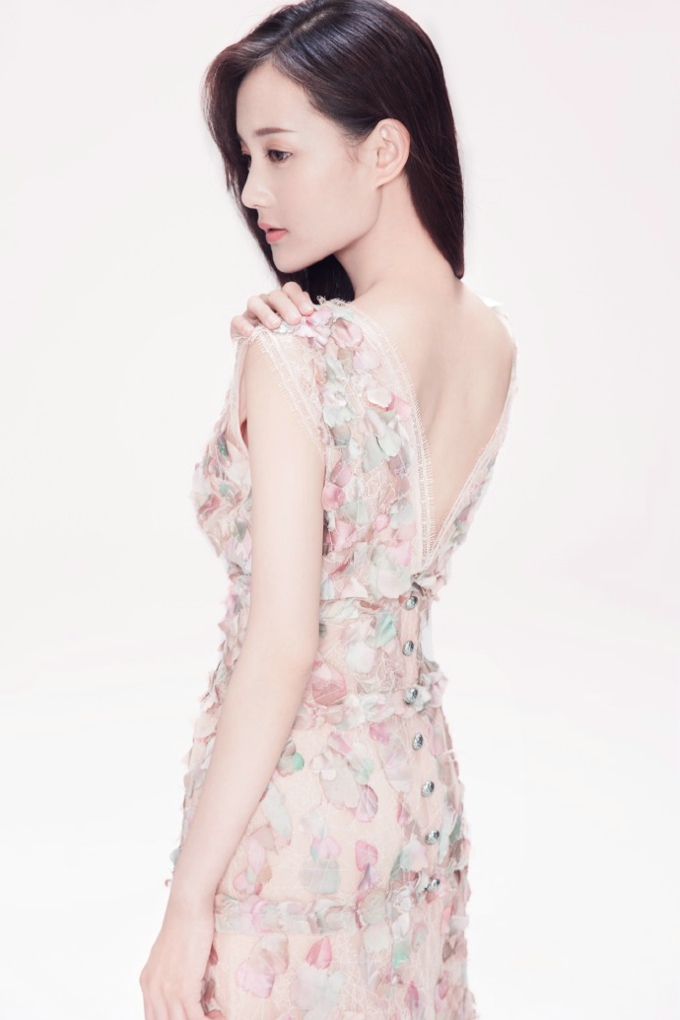 人气女星李一桐气质写真