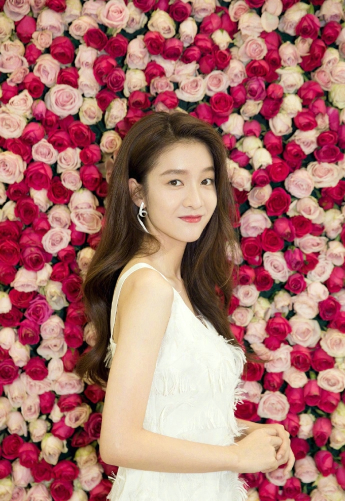 90后女星张雪迎不对称白色羽毛裙仙气飘飘