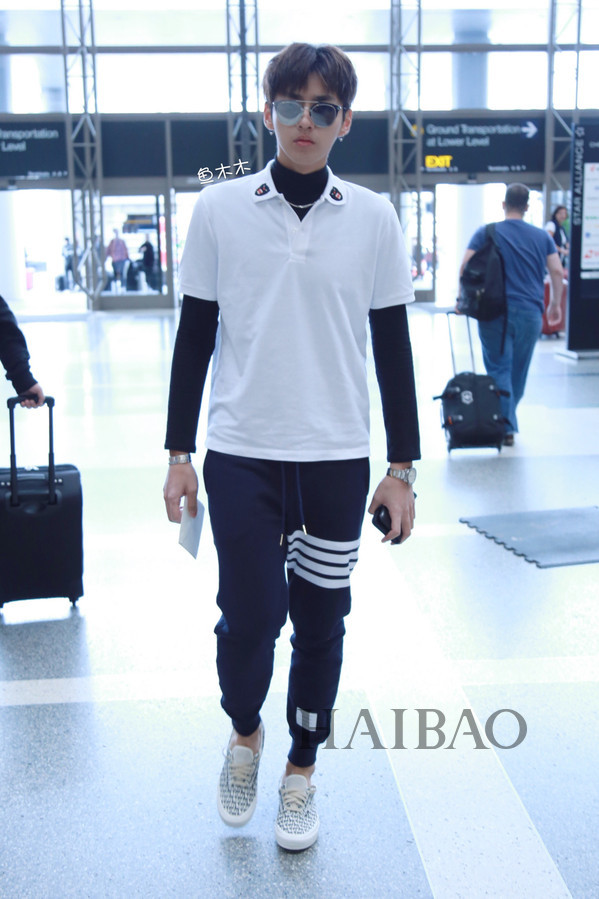 帅气吴亦凡机场照