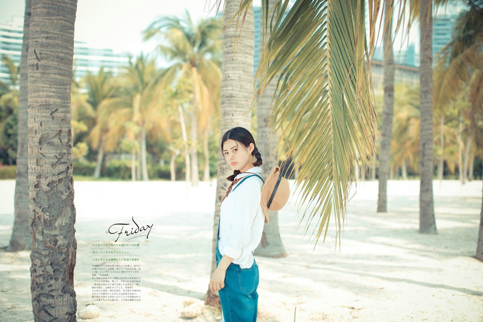 戴帽子清纯牛仔背带裤美女沙滩阳光气质写真