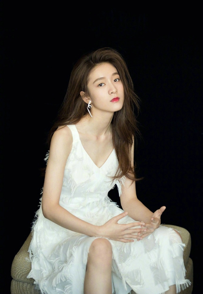 90后女星张雪迎不对称白色羽毛裙仙气飘飘