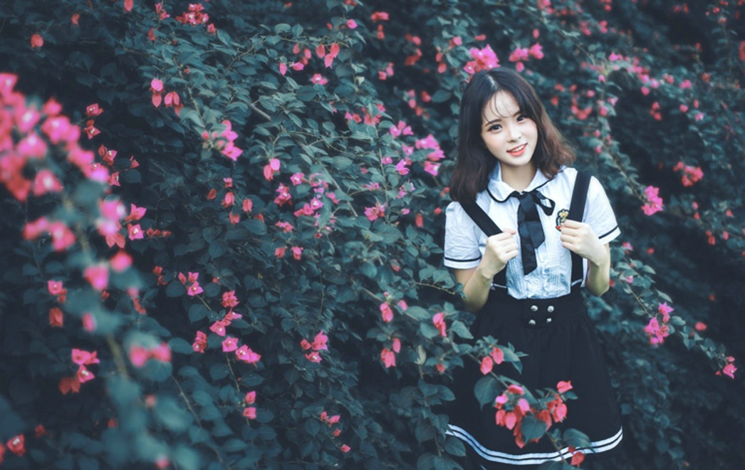 笑容甜美动人可爱阳光清纯美女天台长裙俏皮写真