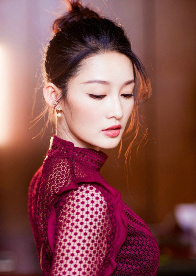 李沁黑白质感写真曝光