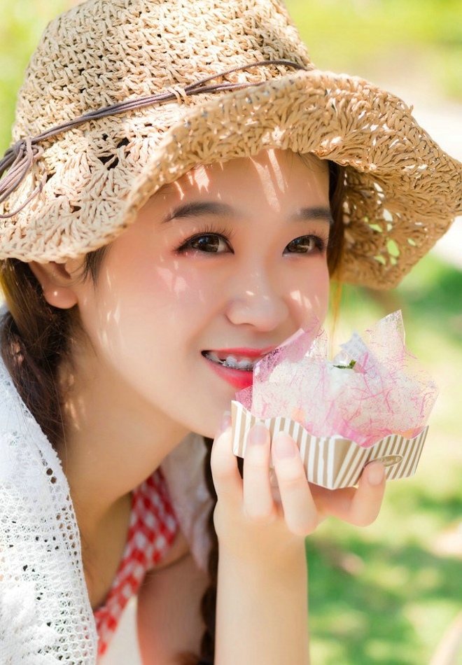 绿色草坪上大眼睛俏皮少女俏皮唯美写真