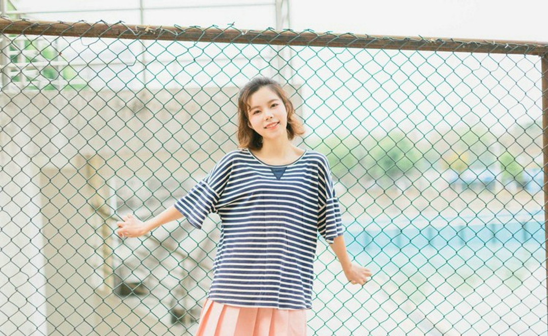 大眼睛休闲女紫荆花树下写真