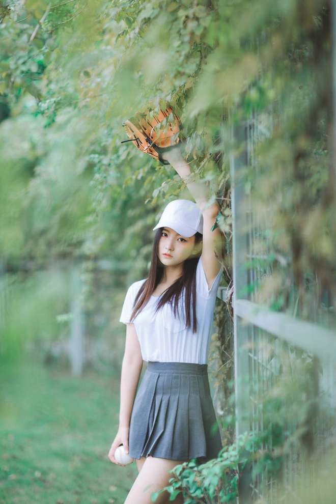 清纯长发红唇美女棒球场清新俏皮写真