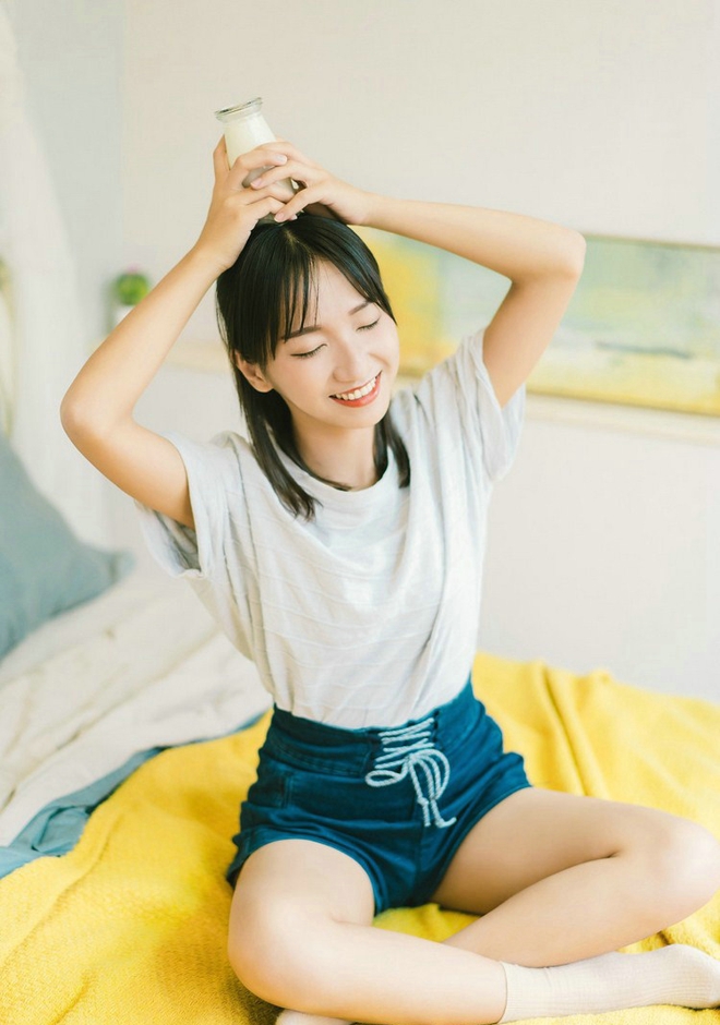 可爱清甜小美女清纯俏皮闺房娇嫩白皙靓丽写真