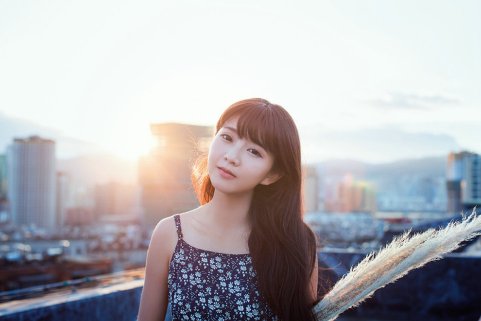 笑容甜美动人可爱阳光清纯美女天台长裙俏皮写真