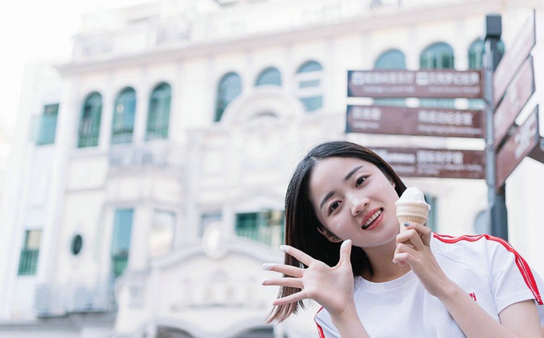 清纯运动衫元气少女上海俏皮写真