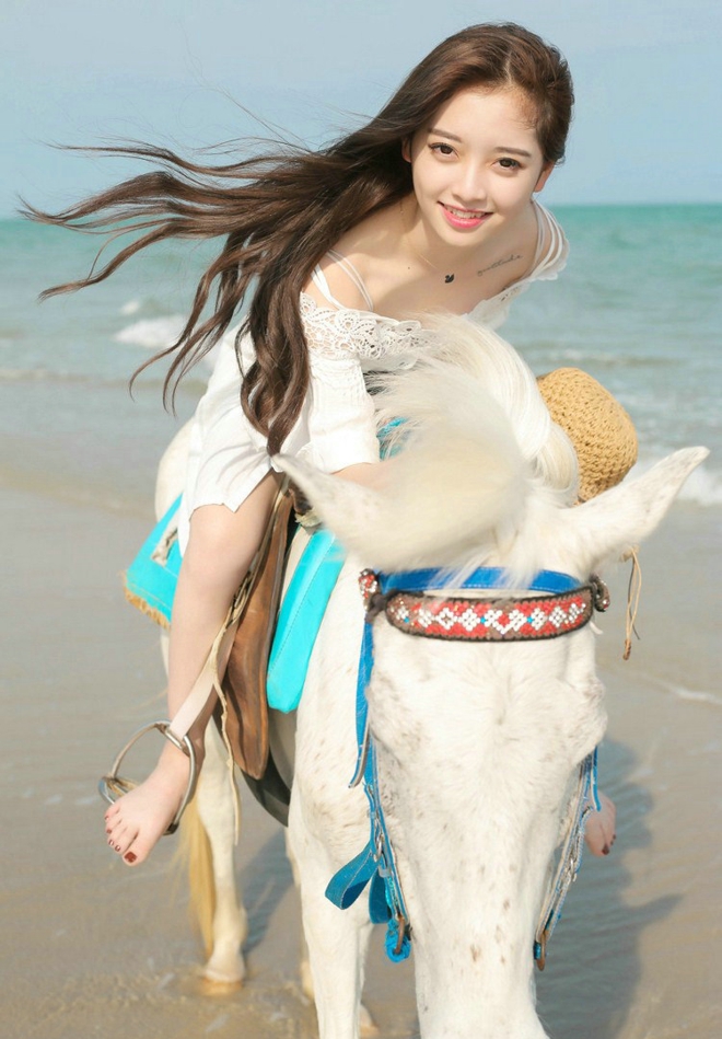 海滩上的白嫩如玉清纯少女