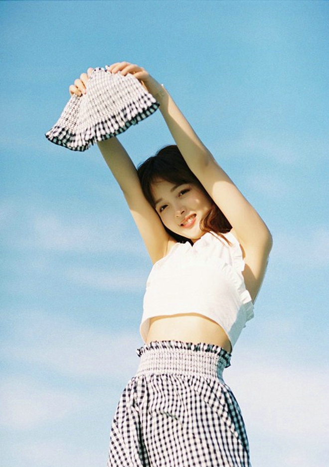 白嫩清纯美艳少妇碎花连身裙性感写真套图