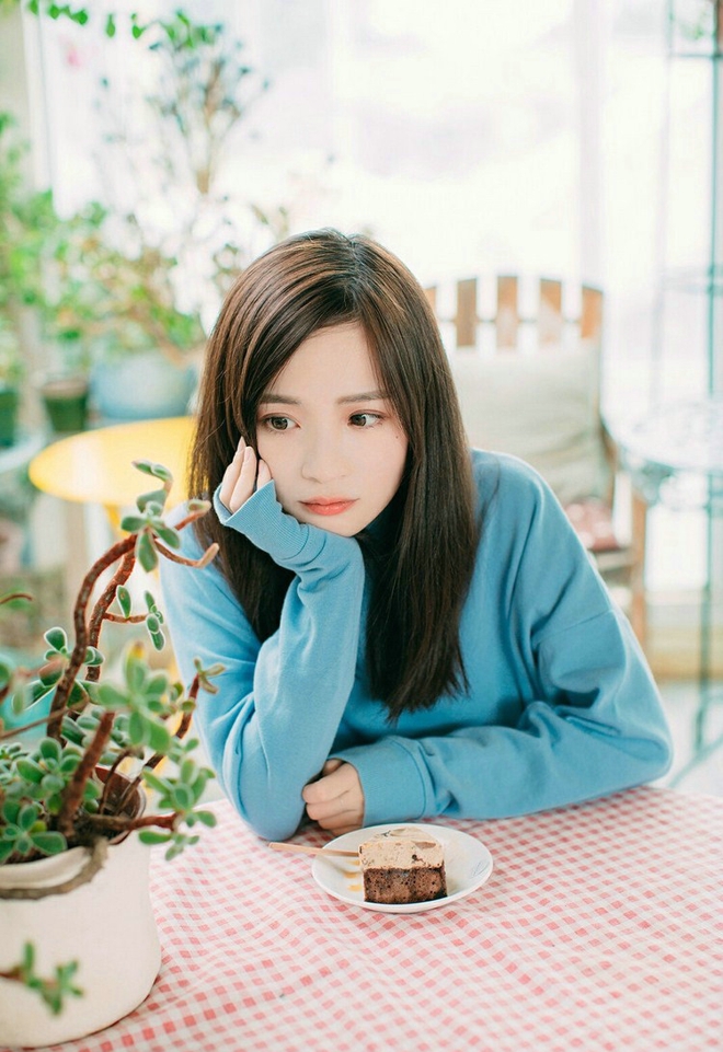 清纯阳光甜美美女悠闲自在生活写真图