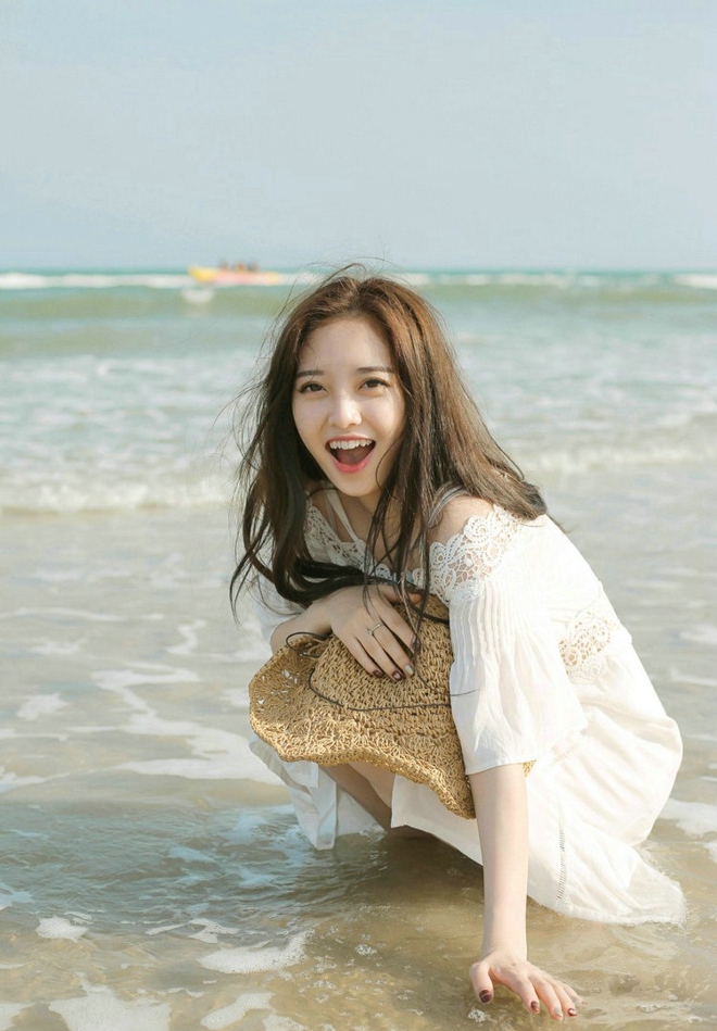 海滩上的白嫩如玉清纯少女