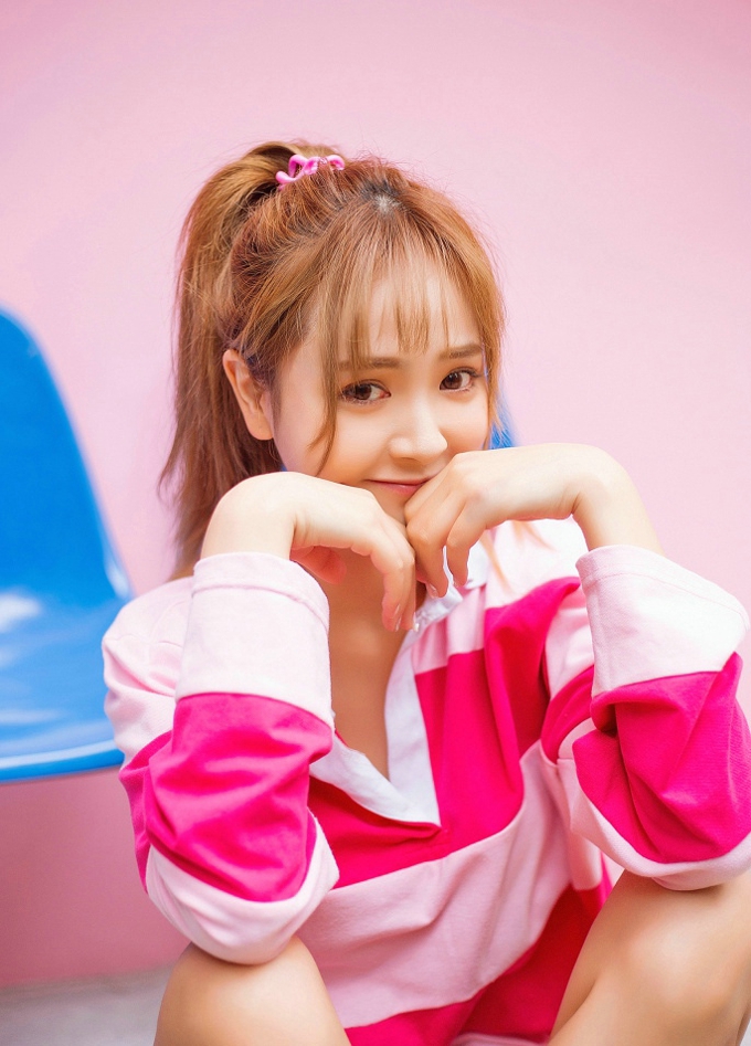 可爱娇巧妹子美眸无辜养眼写真