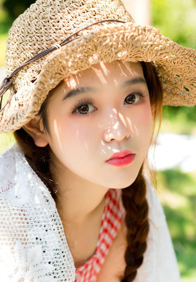 绿色草坪上大眼睛俏皮少女俏皮唯美写真