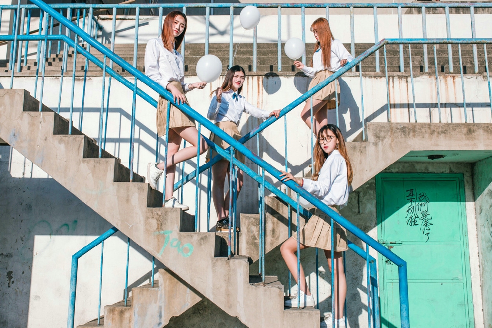 阳光清纯大学长腿美女毕业写真