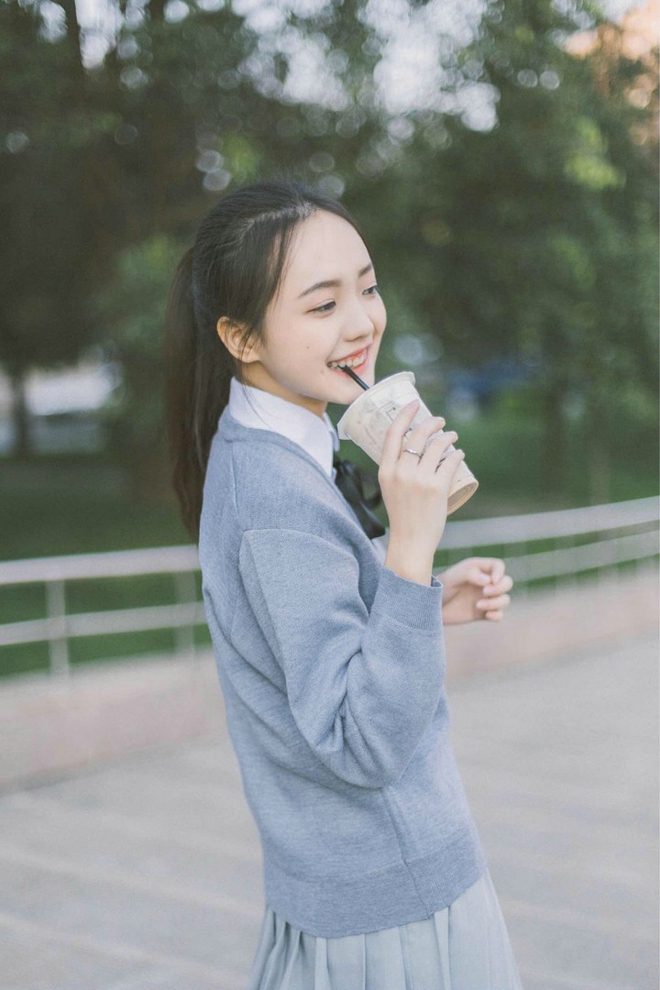 可爱小清新白衬衣短裙美女唯美校园写真