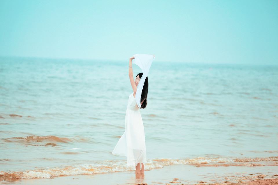 夏日海边美女图片