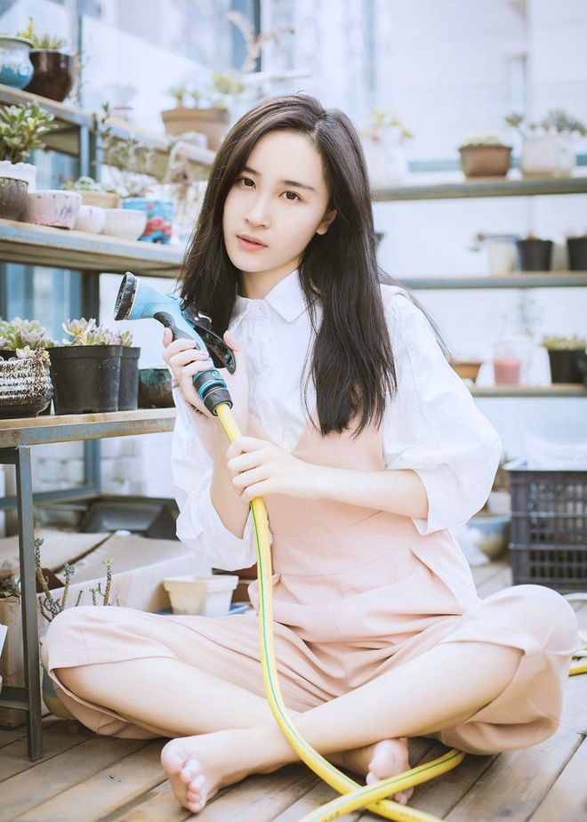 爱多肉光脚丫子美女