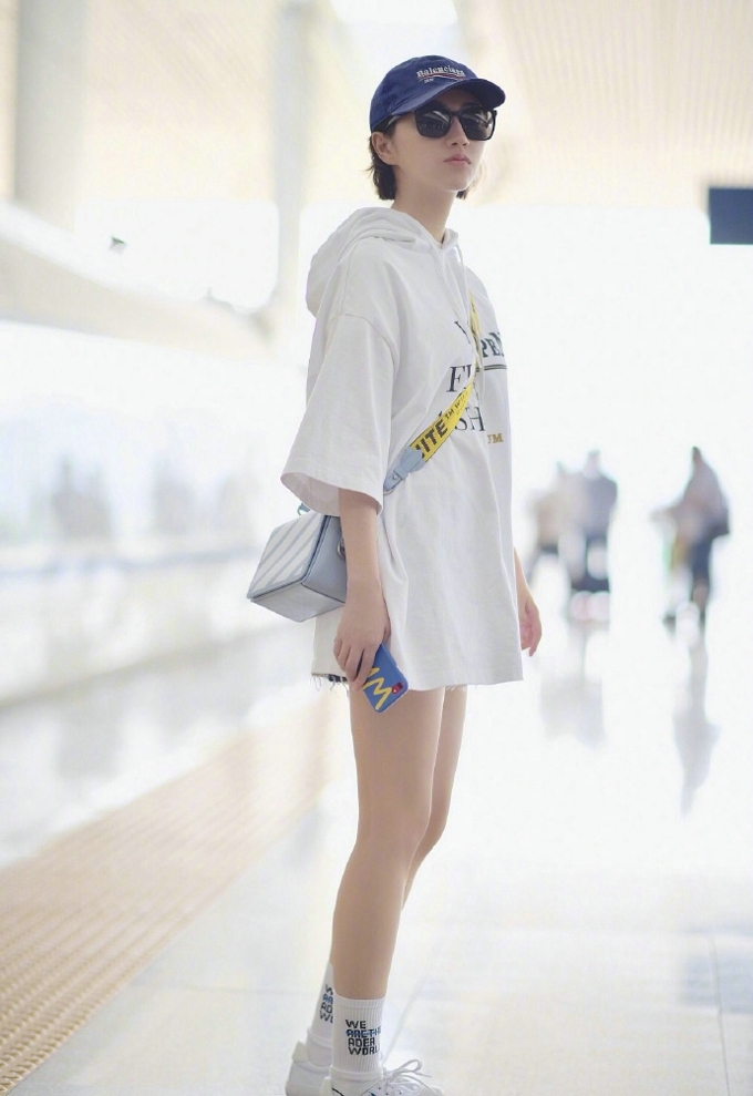 景甜高铁站可爱清爽帅气路拍图