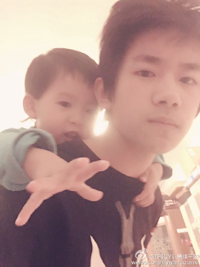 易烊千玺的弟弟楠楠萌照