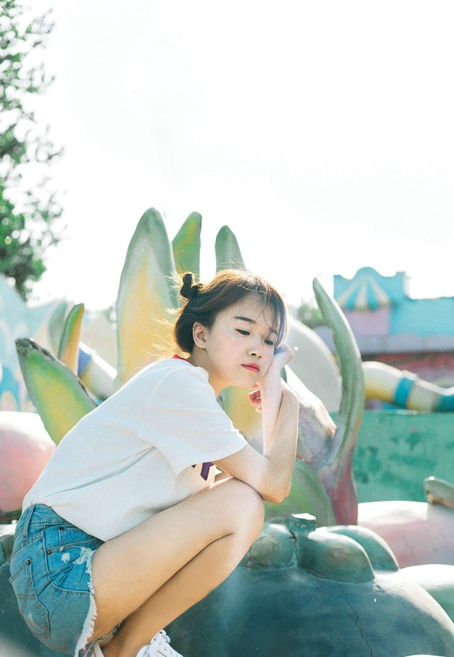 游乐场清纯可爱甜美少女开心写真照
