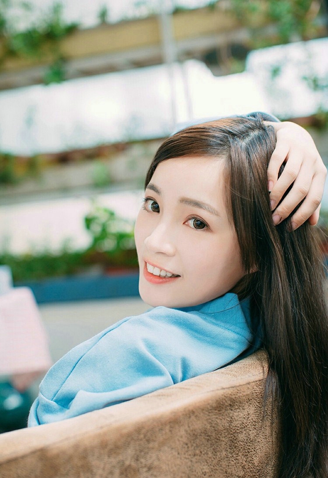 清纯阳光甜美美女悠闲自在生活写真图