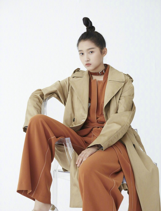 关晓彤不一样的写真大片上线