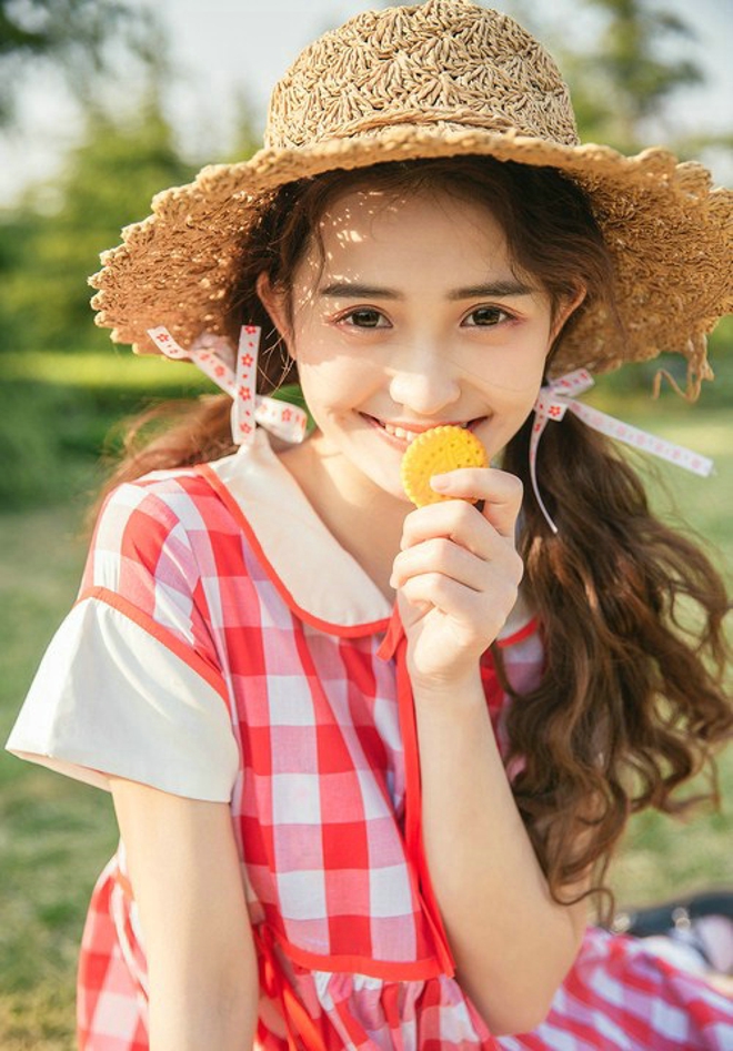 红白裙装美女也爱郊游唯美恬静写真集