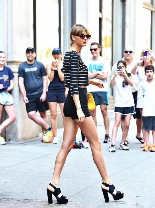 国外美女身材养眼，街拍更像走秀!