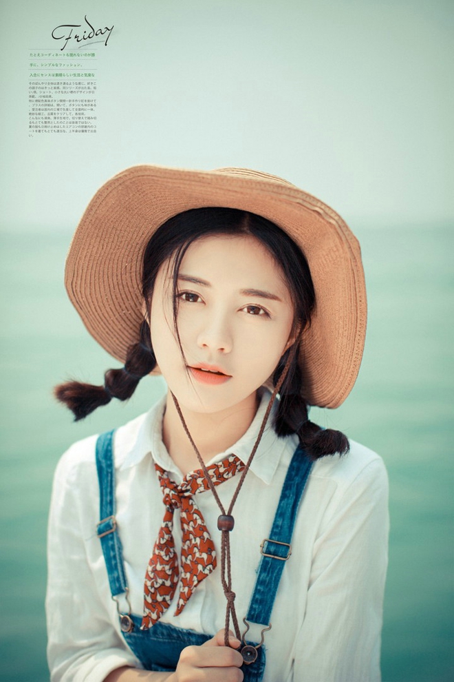 戴帽子清纯牛仔背带裤美女沙滩阳光气质写真