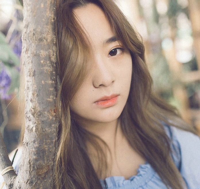 清冷气质花房姑娘俏皮写真