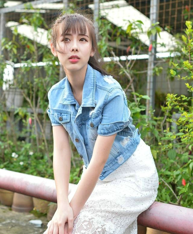 大棚清纯优雅娇嫩牛仔衫女孩