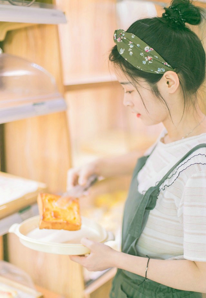 夏季美女外出游玩甜美户外俏皮唯美街拍