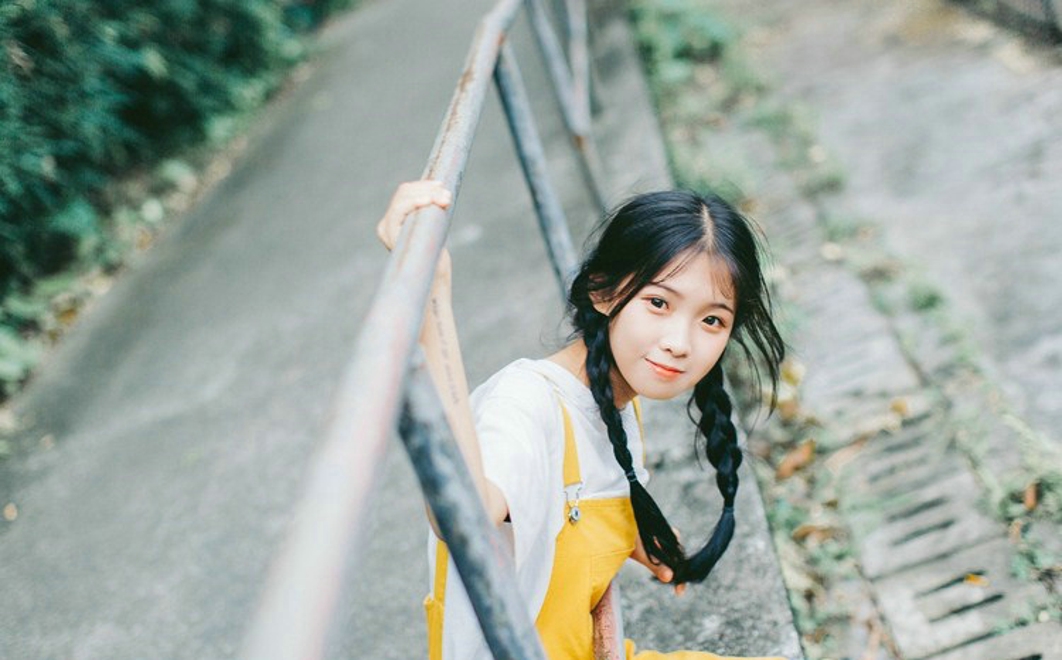 骑单车黄衣美眉清新写真